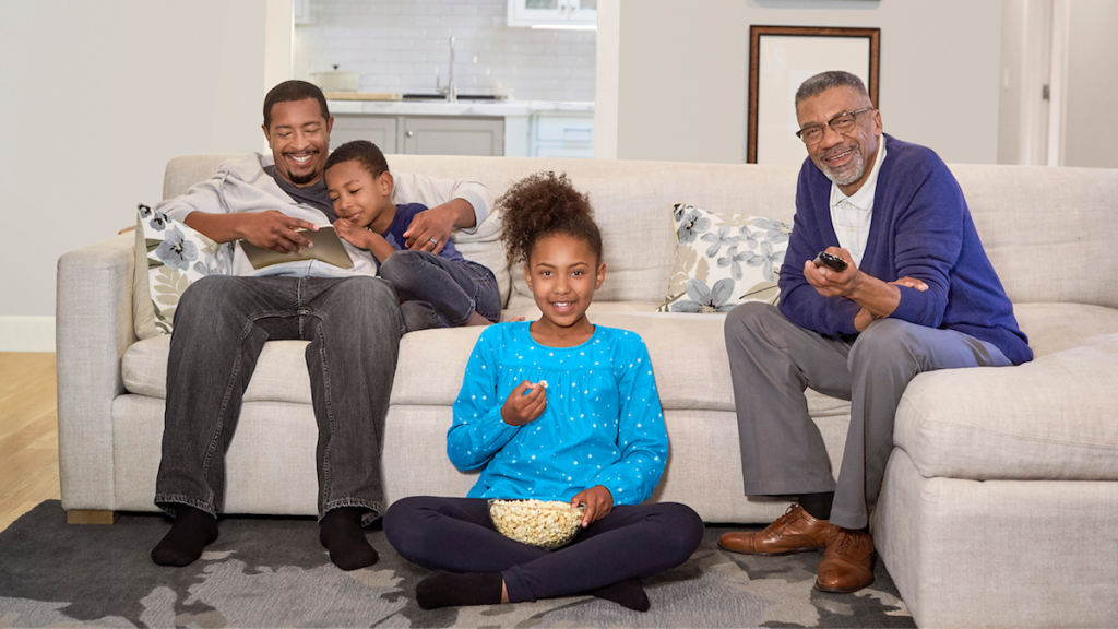Anak-anak dan Remaja Mendorong Peningkatan Jumlah Penonton dan Streaming TV di Siang Hari Selama COVID-19