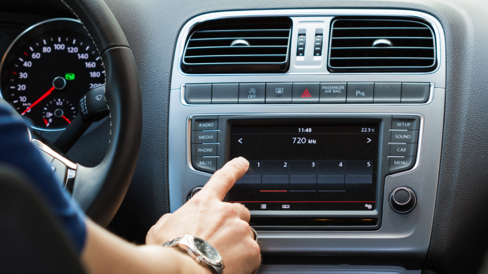 「Tuned In」：AM/FMラジオの廃止が自動車メーカーにとって数十億ドル規模の賭けとなる理由